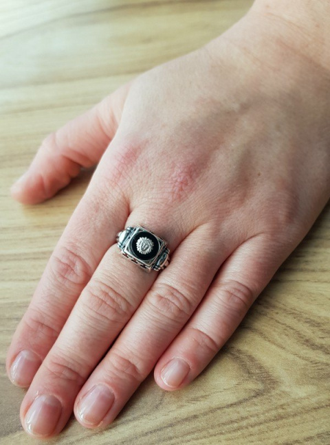 Pierścionek srebrny z onyksem Meduza Versace (rozmiar 22)