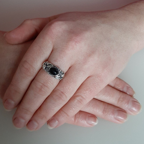 Pierścionek srebrny z onyksem Powój (rozmiar 23)