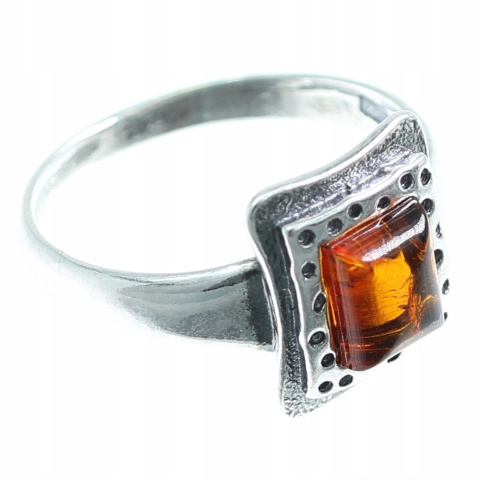 Pierścionek srebrny z bursztynem koniakowym Kropki (rozmiar 17) Pierścionek srebrny z bursztynem koniakowym Kropki (rozmiar 17)
